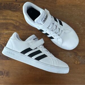 Adidas‎ Classic White and Black Kids Sneakers Youth size 3